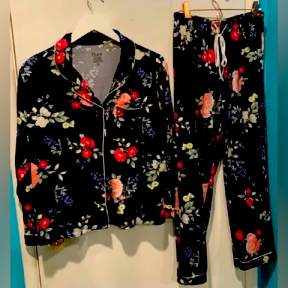 Flora by Nikrooz, long sleeves top notch collar and pants pajamas